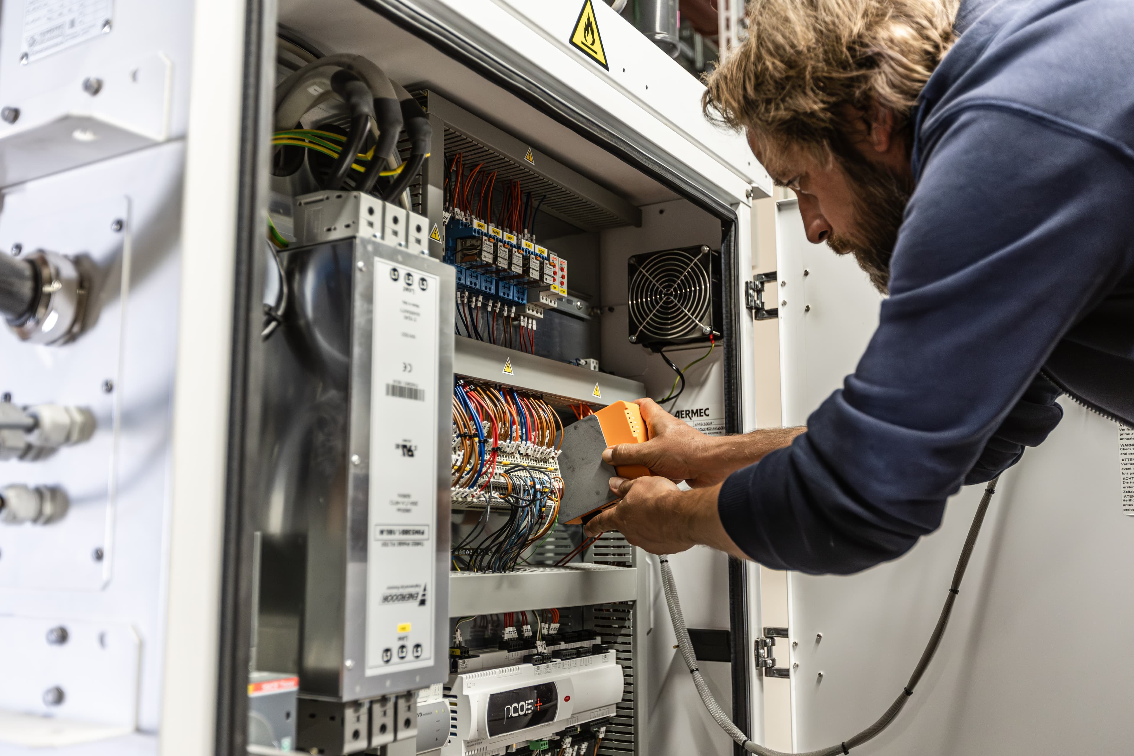 Techniker an einer Anlage