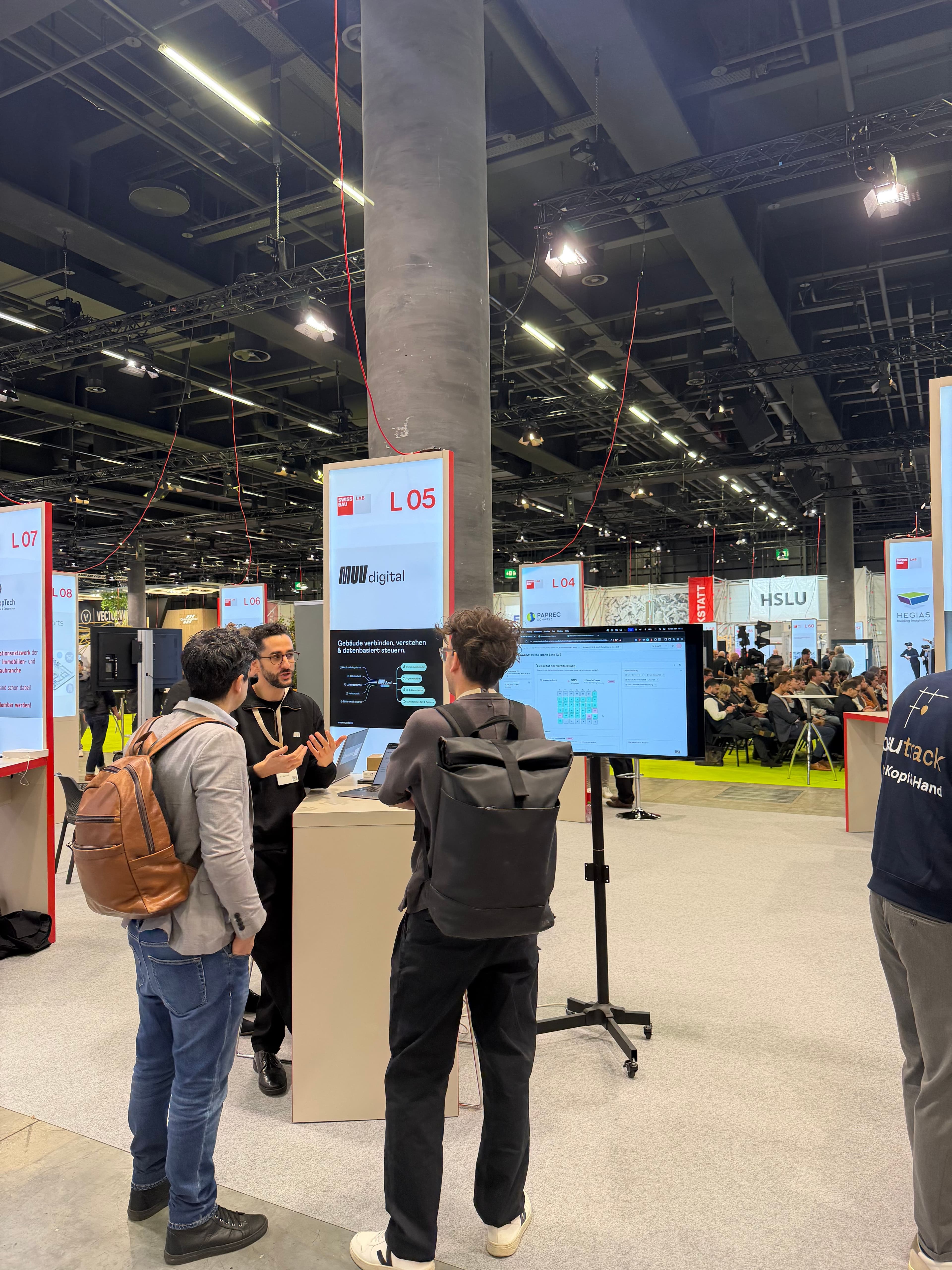 Marco erklärt Besuchern die MUV Lösungen